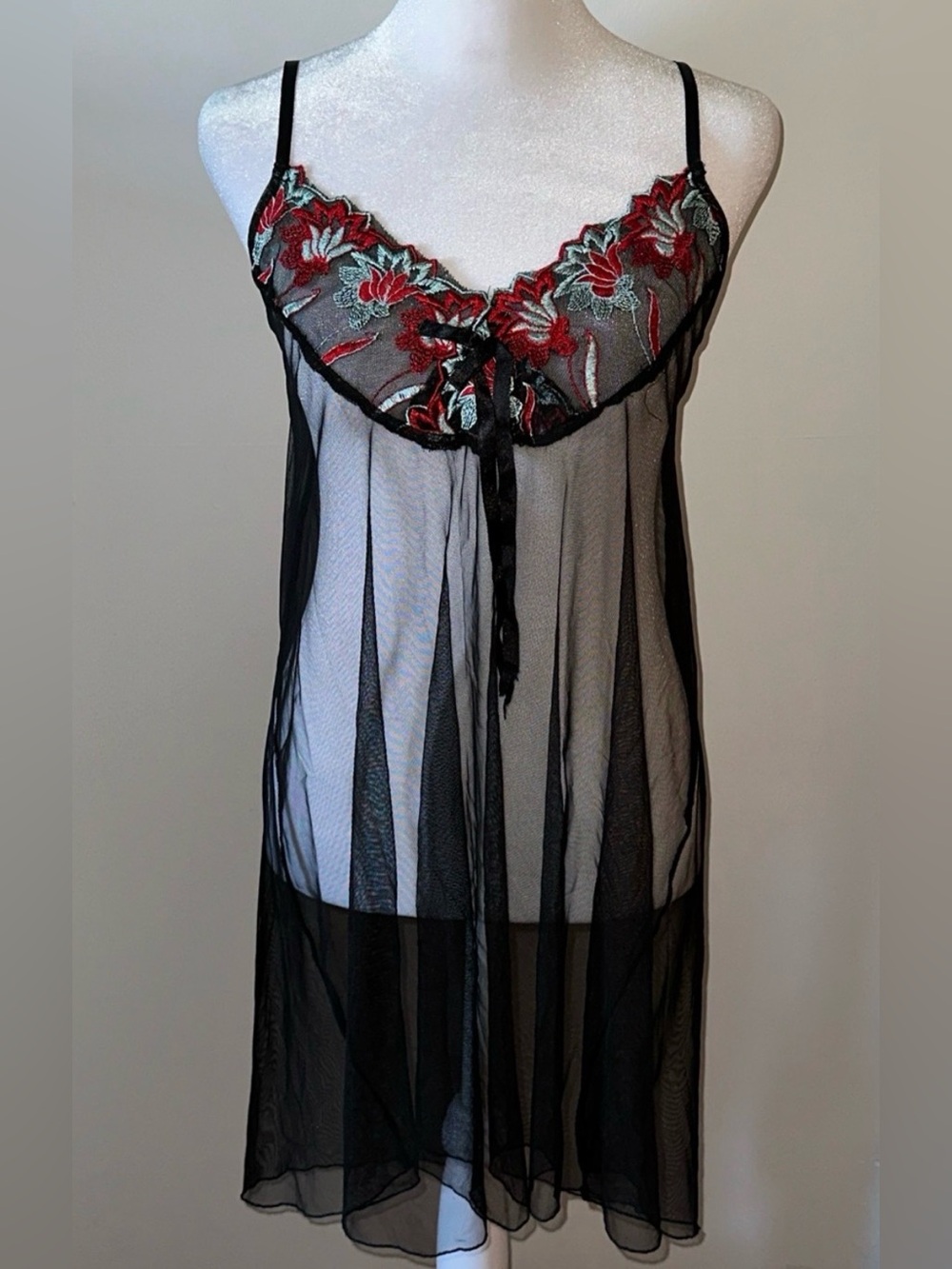 NWOT Elegant Red Floral Embroidery Essential Stylish Black Lace Chemise- Women’s